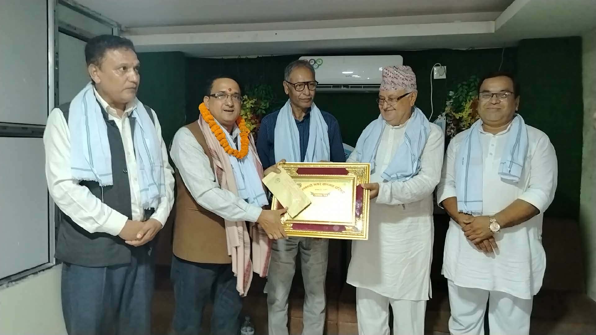 पत्रकार कृष्ण थपलिया स्थानीय प्रतिभा पुरस्कारबाट सम्मानित