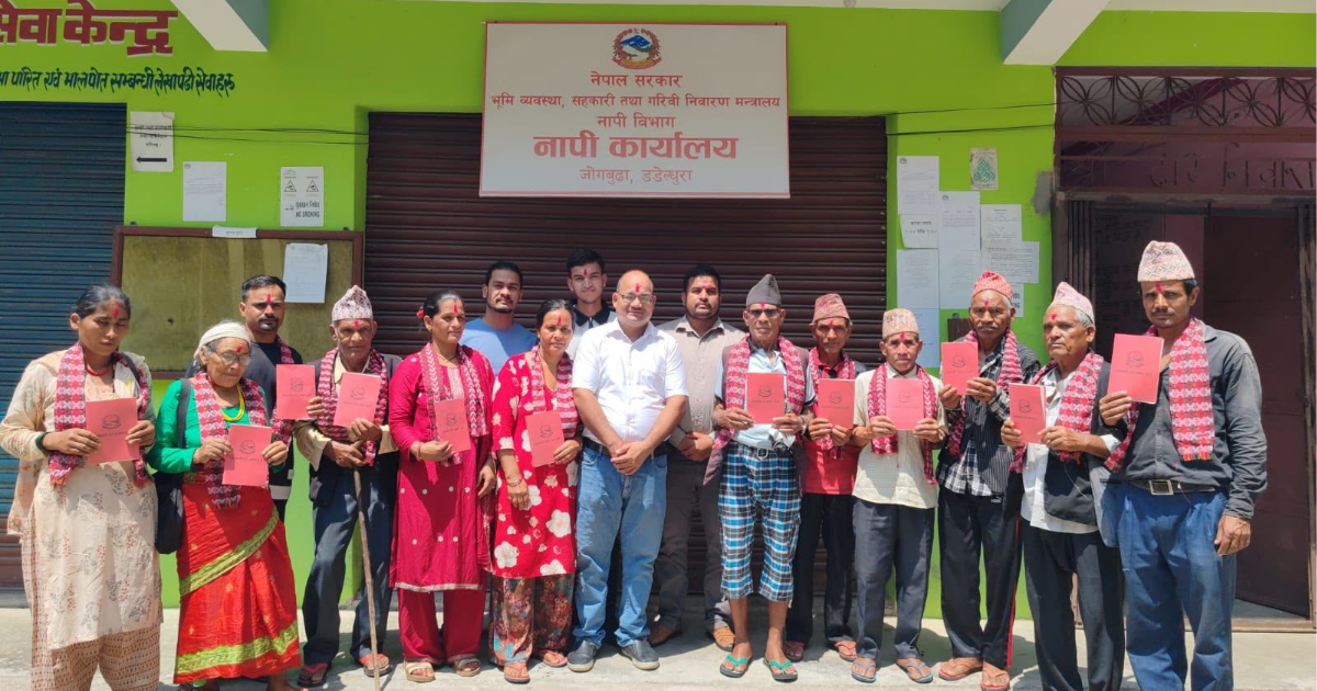 ३८ वर्षपछि पाए डडेलधुराका १२ परिवारले पाए पुर्जा