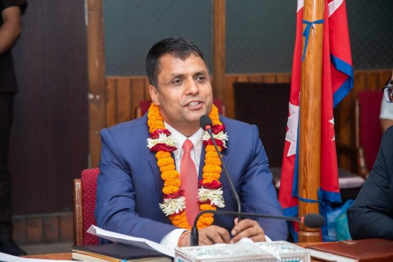 नवनियुक्त प्रमुख प्रशासकीय अधिकृतमा मुक्तिराम अर्यालको पदबहाली