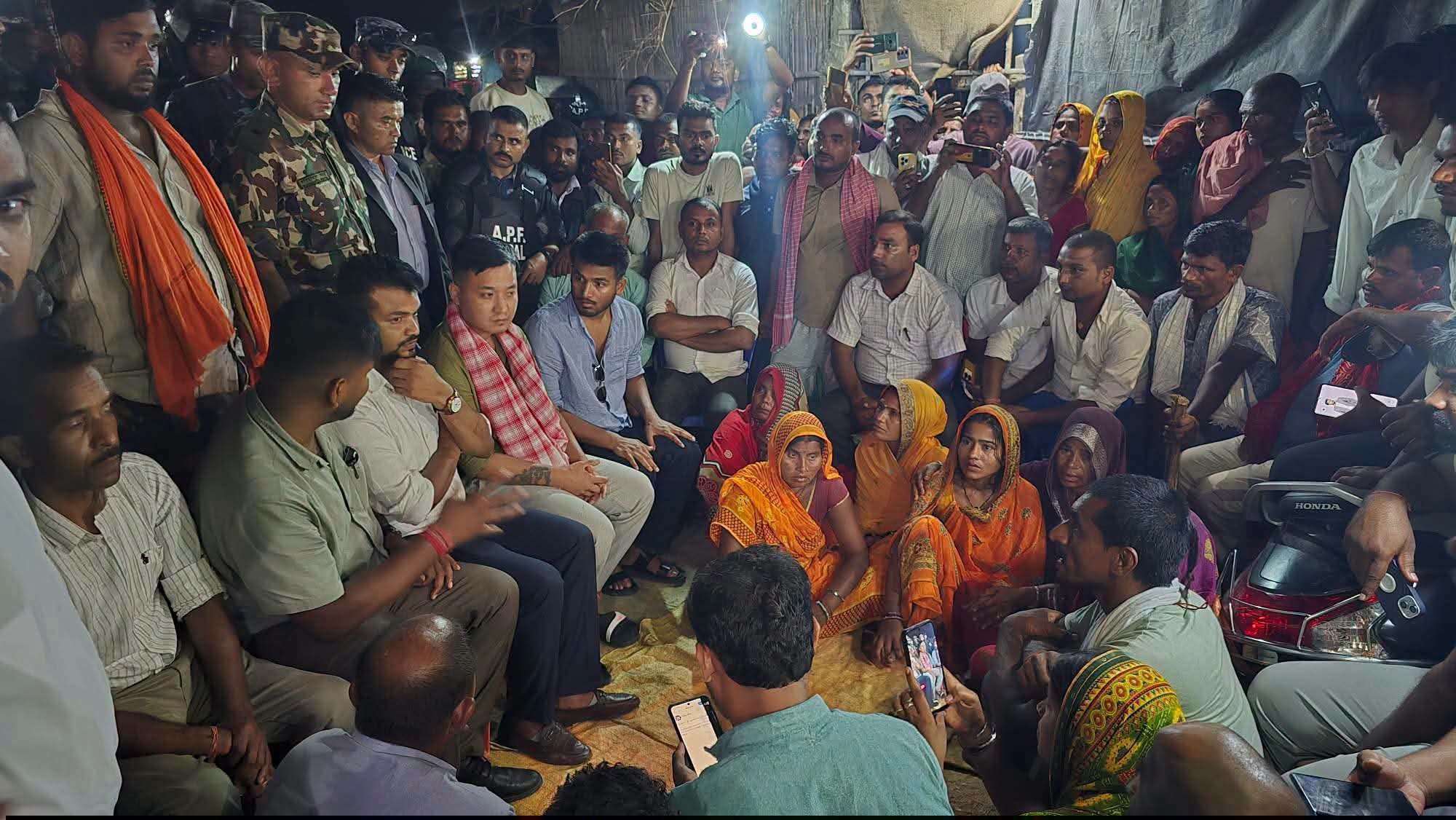 सिरहाका मृ*तक किशोरका परिवारलाई भेट्न गृहमन्त्री मध्यरातमै पुगे