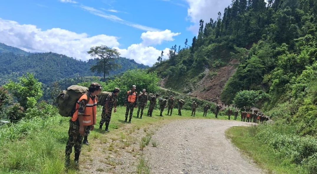 जाजरकोटमा सेनाले बोकेर पुर्यायो पहिरोपीडितका लागि राहत सामग्री
