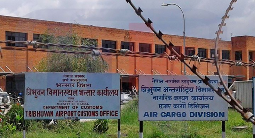 विमानस्थलबाट ७२० प्याकेट चुरोट र ६९ पोका भोला बरामद
