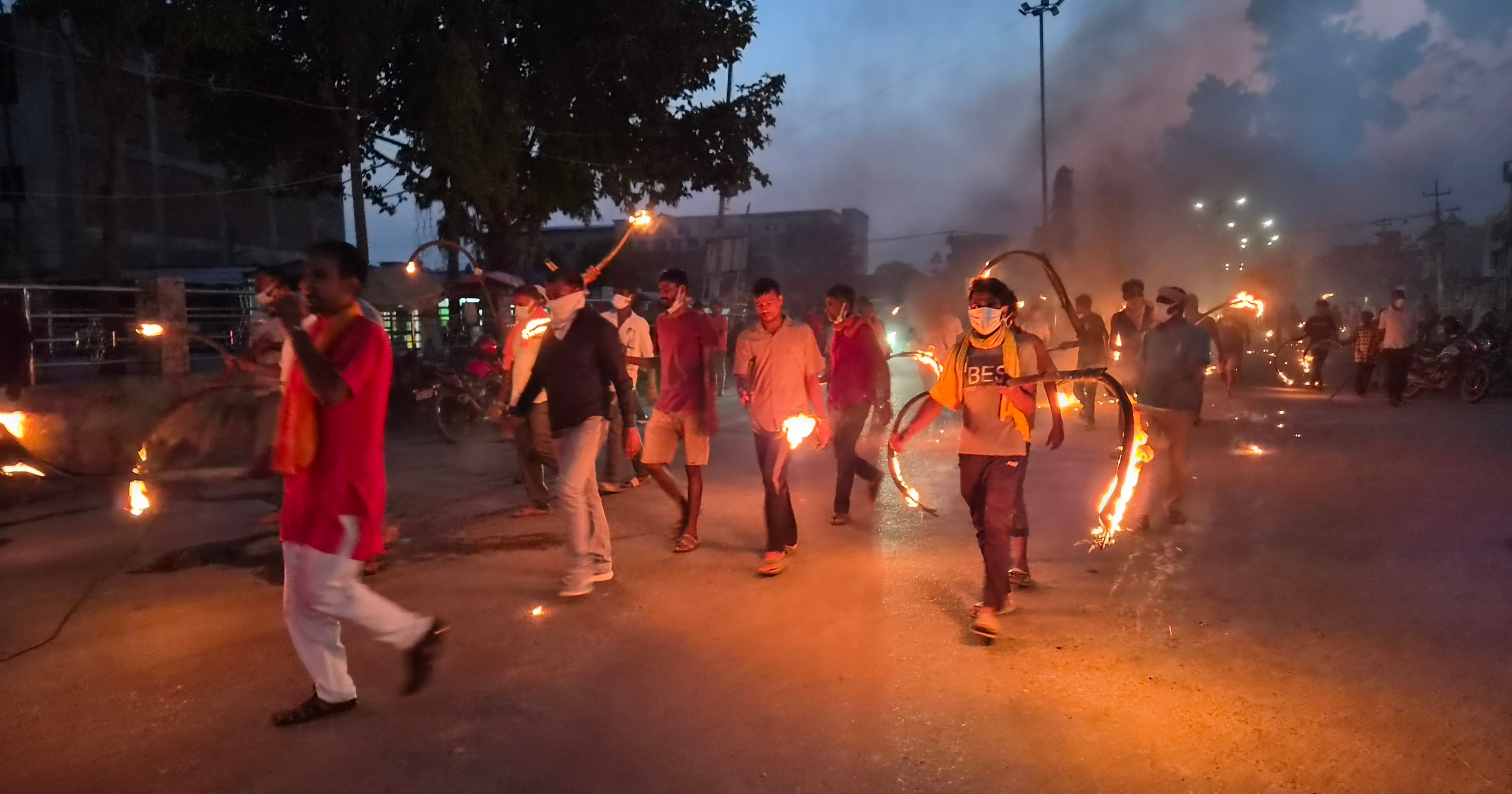 अशोक यादव पक्राउको विरोधमा मलंगवामा मसाल जुलुस