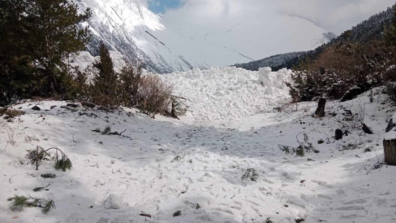 मनाङको हिमलुङ हिमालमा हिमपहिरो, १० जना सम्पर्कविहीन