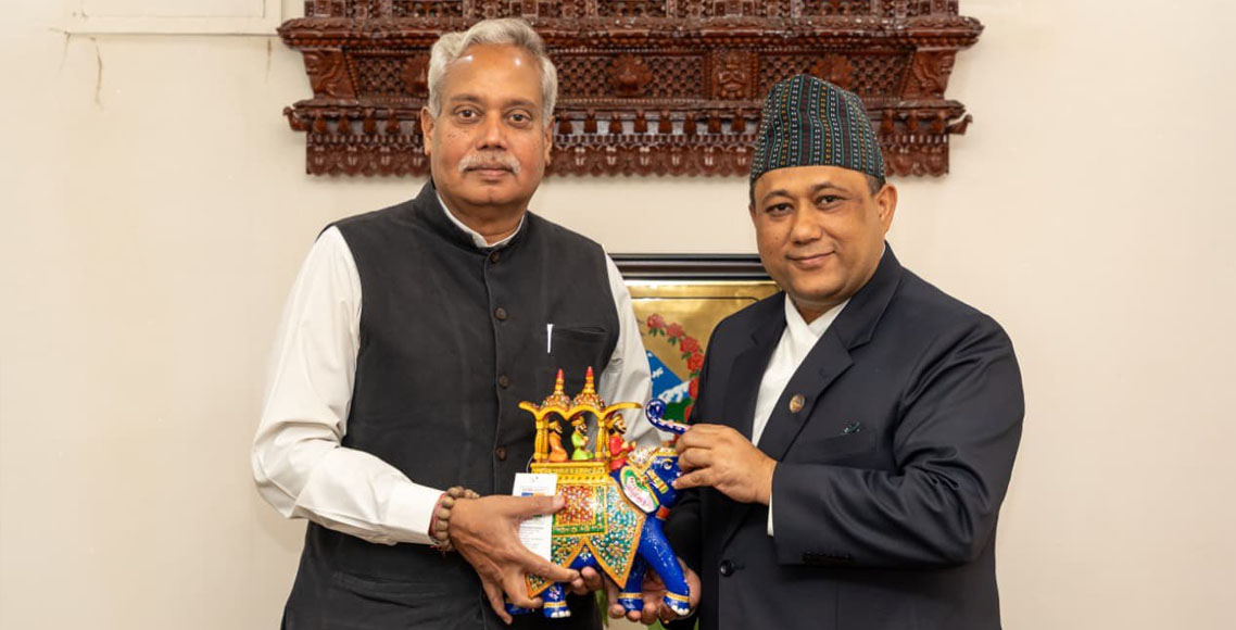 परराष्ट्रमन्त्री खनालसँग भारतीय राजदूत श्रीवास्तवको बिदाइ भेट