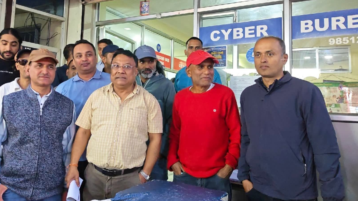 पत्रकार किशोर श्रेष्ठ मिलापत्र कागज गरेर छुटे