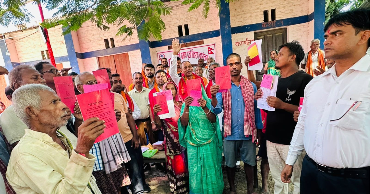 ११ वर्षपछि धनुषाका २३३ परिवारले पाए लालपुर्जा